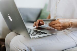 Comparação entre cartão virtual e físico: qual escolher em diferentes situações?