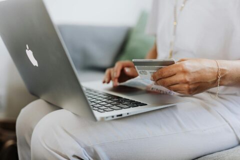 Comparação entre cartão virtual e físico: qual escolher em diferentes situações?