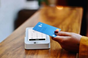 Dicas para cancelar a anuidade de cartões e manter os benefícios