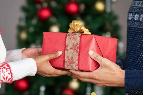 Presentes de fim de ano sem gastar muito: ideias práticas para economizar